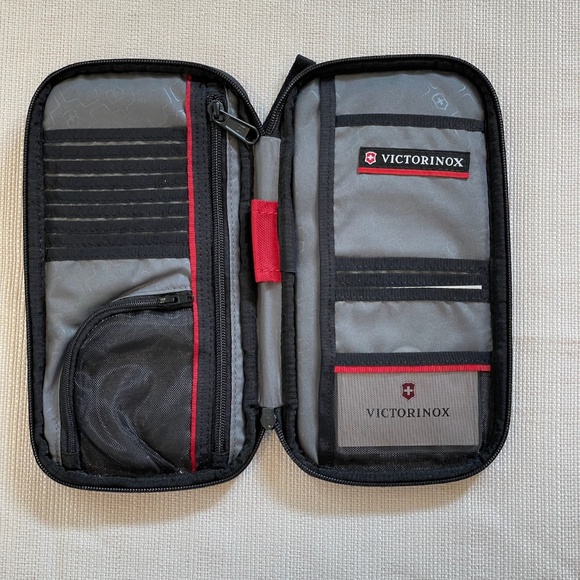 Victorinox Travel Accessories Organizer with RIFD Protection - Picture 4 of 6